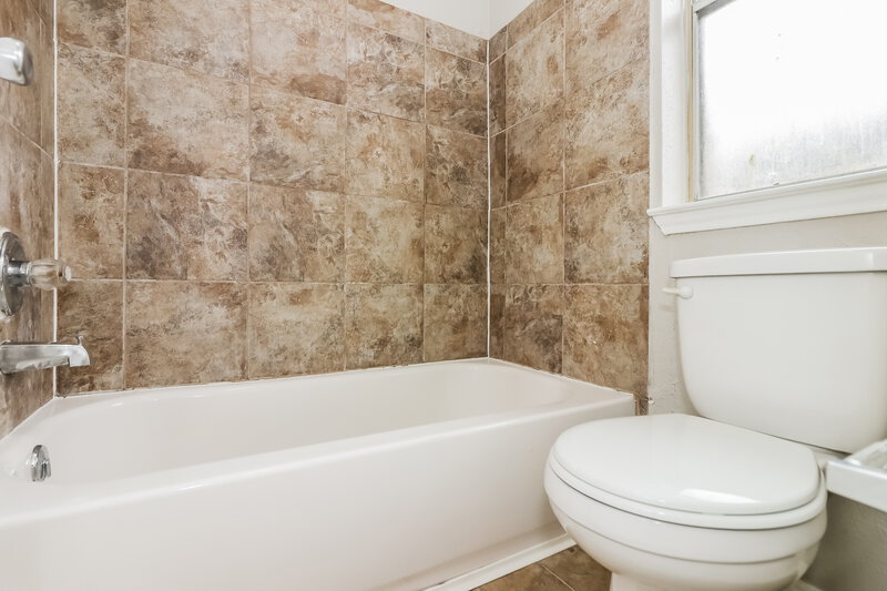 1,715/Mo, 1014 Mayweather Ln Richmond, TX 77406 Main Bathroom View 2