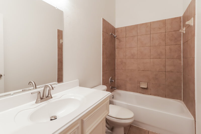 2,095/Mo, 19802 Middlegate Ln Richmond, TX 77407 Bathroom View