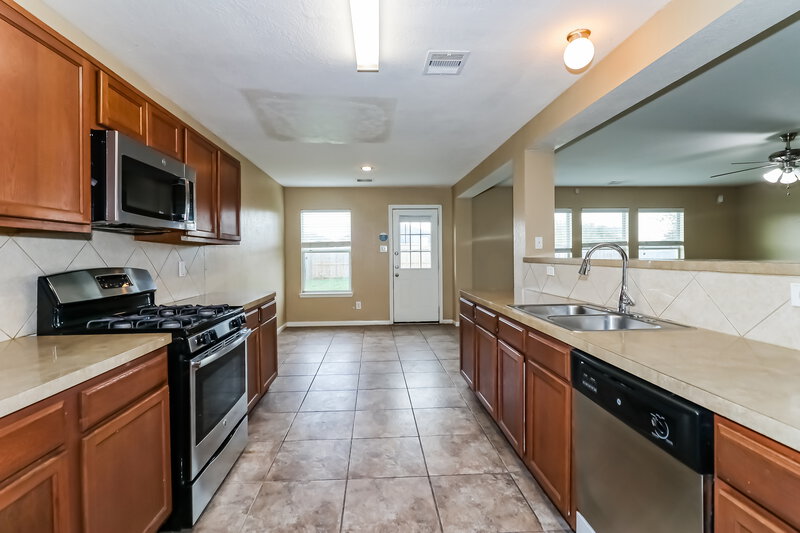 2,285/Mo, 20710 Tayman Oaks Dr Cypress, TX 77433 Kitchen View 2