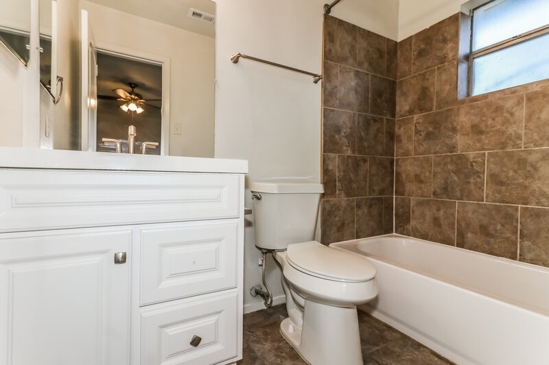 1,770/Mo, 18714 Andalusian Dr Cypress, TX 77433 Main Bathroom View