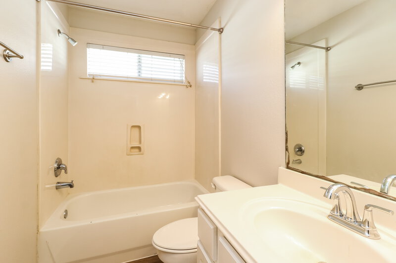 2,105/Mo, 5111 Rustling Branch Ln Katy, TX 77449 Bathroom View