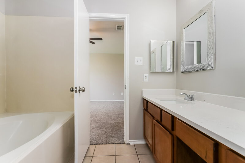 1,880/Mo, 20814 Dewberry Creek Ln Katy, TX 77449 Main Bathroom View 2