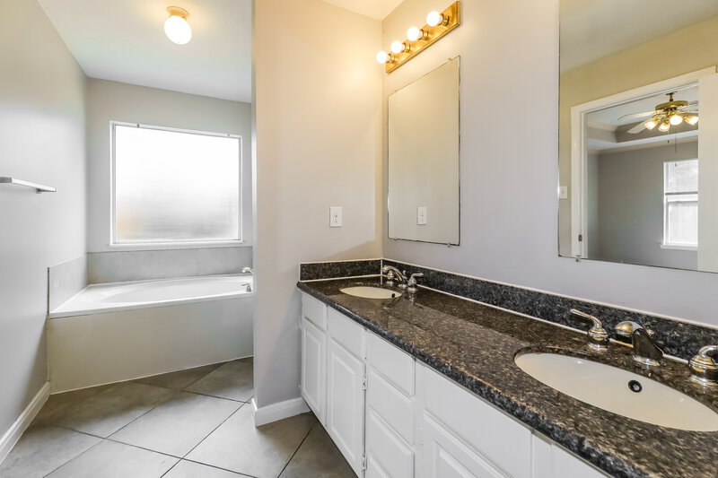 2,075/Mo, 6207 Hampton Oak Ct Katy, TX 77449 Main Bathroom View