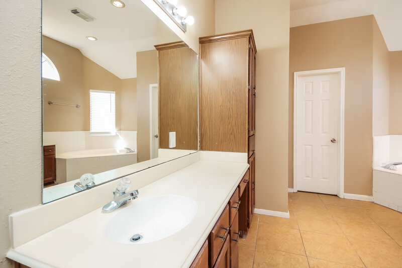 0/Mo, 21723 Wildcroft Dr Katy, TX 77449 Main Bathroom View