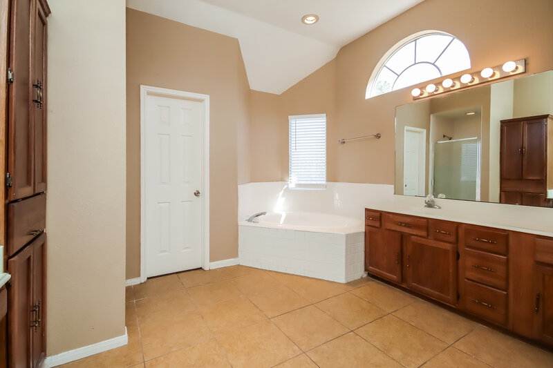 0/Mo, 21723 Wildcroft Dr Katy, TX 77449 Main Bathroom View 2