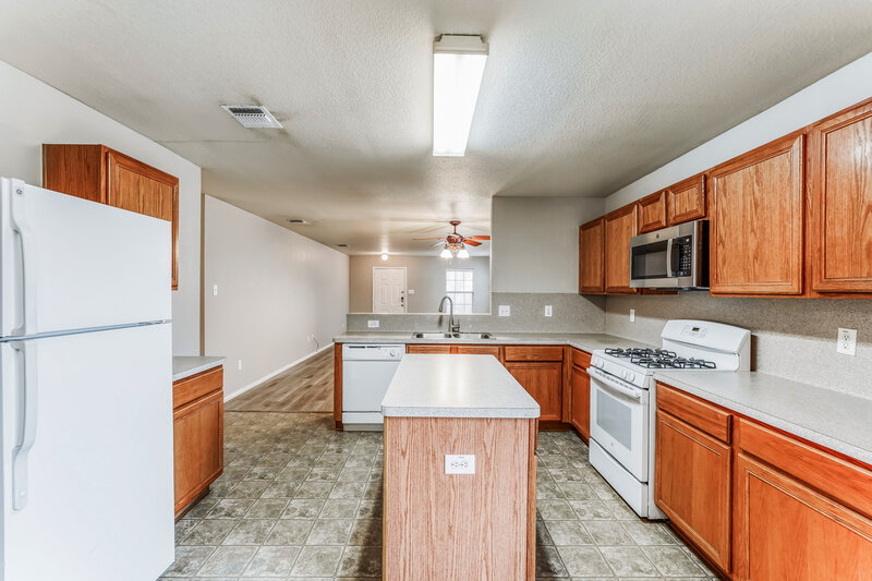 1,800/Mo, 20830 Banyan Crest Ln Katy, TX 77449 Kitchen View 2