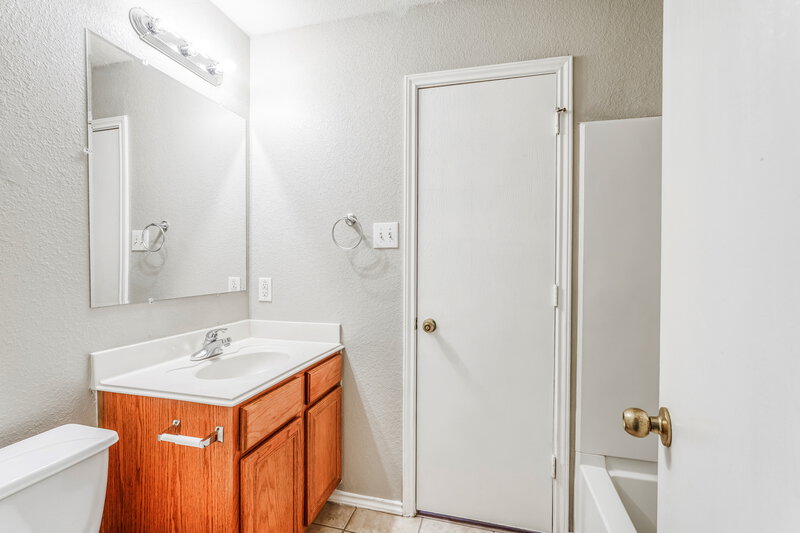 1,800/Mo, 20830 Banyan Crest Ln Katy, TX 77449 Bathroom View