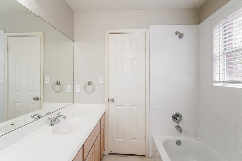 2,430/Mo, 6422 Garden Canyon Dr Katy, TX 77449 Main Bathroom View