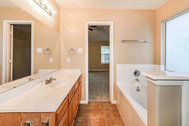 1,815/Mo, 6807 Arrowchase Ct Katy, TX 77449 Main Bathroom View 2