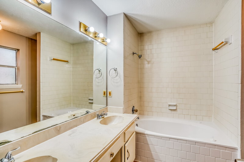 1,985/Mo, 3202 Palm Desert Ln Missouri City, TX 77459 Main Bathroom View
