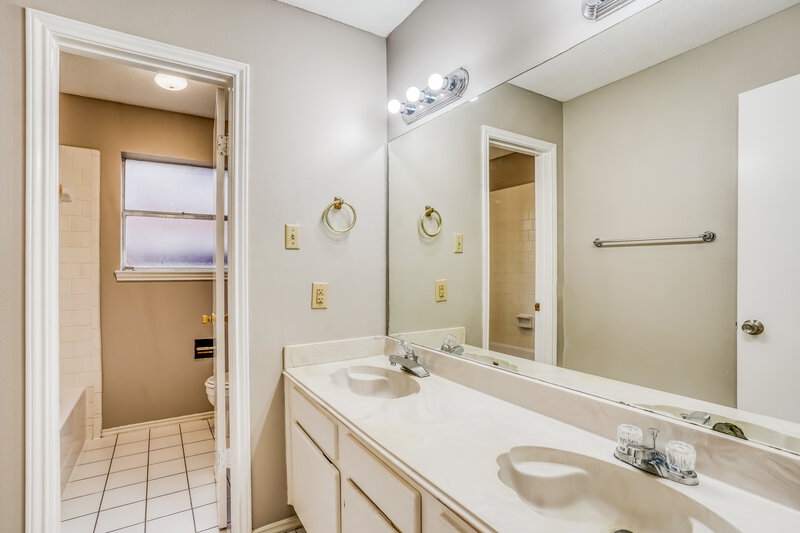 1,985/Mo, 3202 Palm Desert Ln Missouri City, TX 77459 Bathroom View