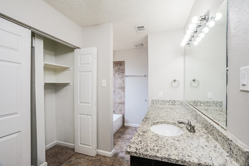 1,805/Mo, 15914 Pryor Dr Missouri City, TX 77489 Bathroom View