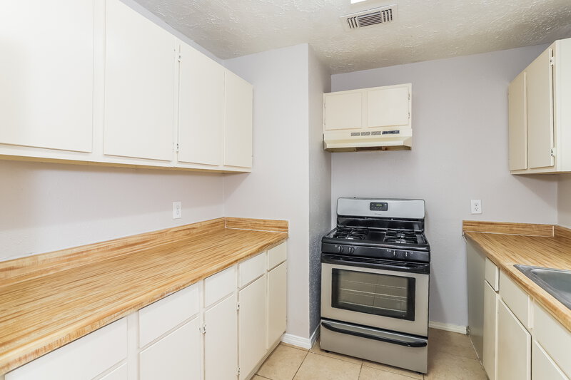 1,700/Mo, 2010 Quail Place Dr Missouri City, TX 77489 Kitchen View 2