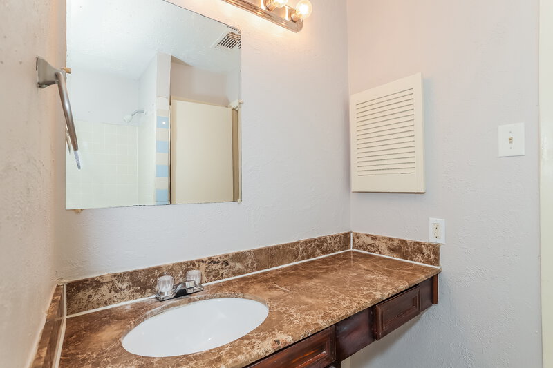1,700/Mo, 2010 Quail Place Dr Missouri City, TX 77489 Master Bathroom View 2