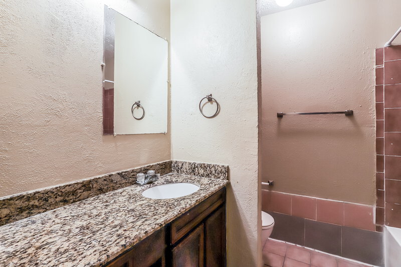 1,700/Mo, 2010 Quail Place Dr Missouri City, TX 77489 Master Bathroom View 3