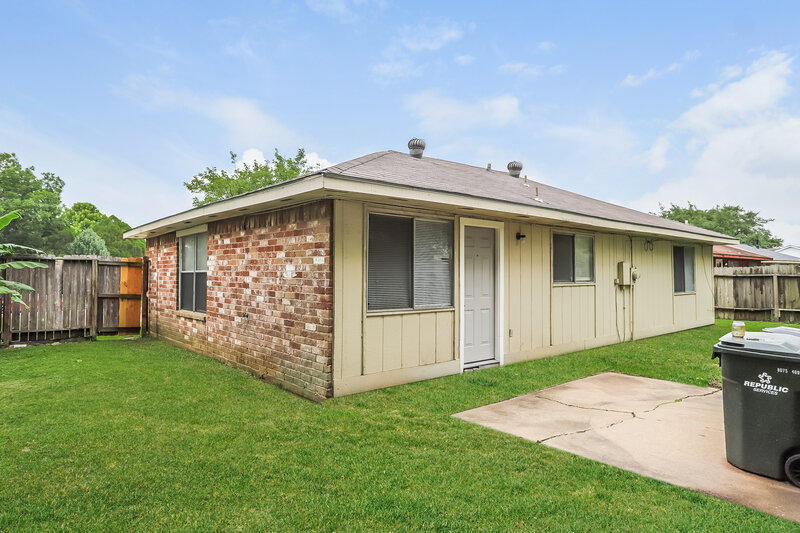 1,700/Mo, 2010 Quail Place Dr Missouri City, TX 77489 Rear View 2