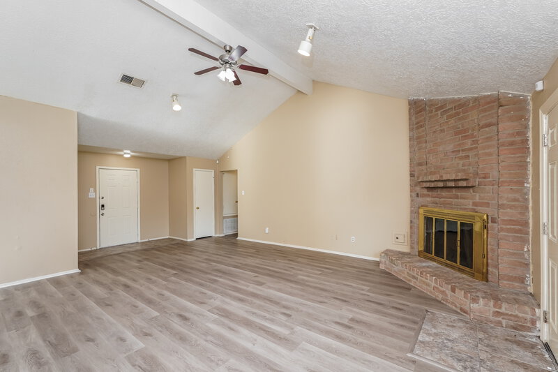 1,675/Mo, 1711 Meadow Green Dr Missouri City, TX 77489 Living Room View 2
