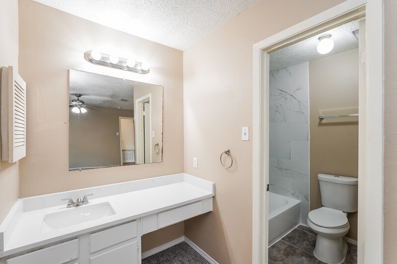 1,675/Mo, 1711 Meadow Green Dr Missouri City, TX 77489 Main Bathroom View