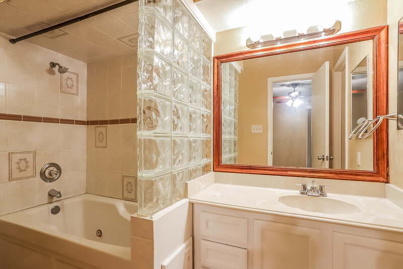 1,770/Mo, 1302 Mossridge Dr Missouri City, TX 77489 Main Bathroom View