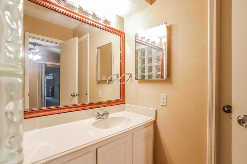 1,770/Mo, 1302 Mossridge Dr Missouri City, TX 77489 Main Bathroom View 2