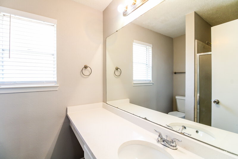 1,715/Mo, 2631 Indian Trail Dr Missouri City, TX 77489 Main Bathroom View