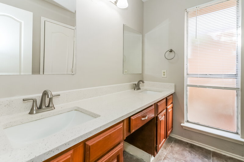 1,750/Mo, 1418 Hunters Park Dr Missouri City, TX 77489 Main Bathroom View