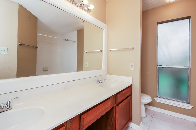 1,775/Mo, 16530 Quail Park Dr Missouri City, TX 77489 Main Bathroom View
