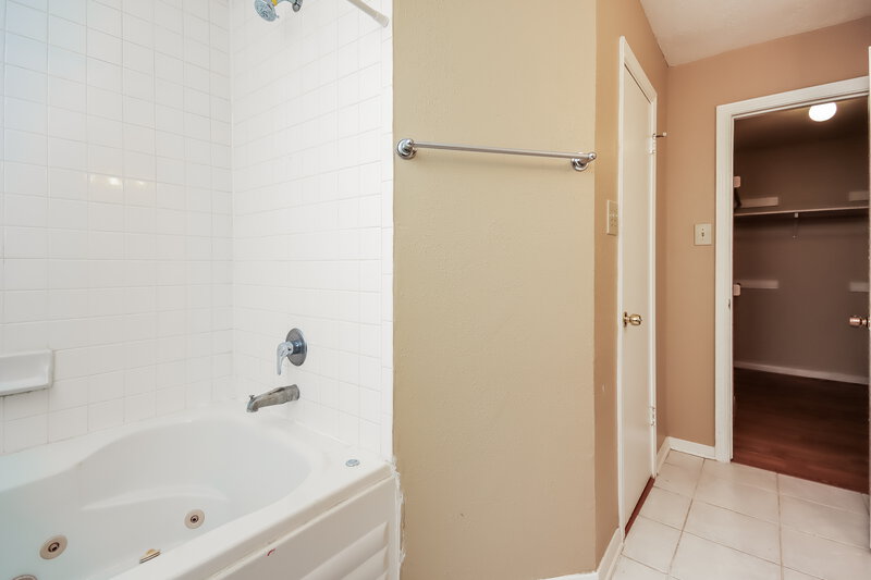 1,775/Mo, 16530 Quail Park Dr Missouri City, TX 77489 Main Bathroom View 2