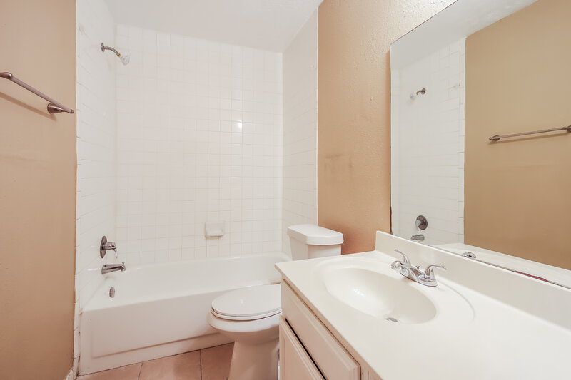 1,775/Mo, 16530 Quail Park Dr Missouri City, TX 77489 Bathroom View