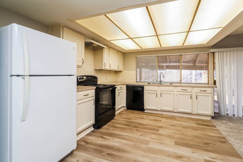 2,120/Mo, 2215 Woodglen Dr Missouri City, TX 77489 Kitchen View