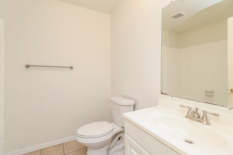 2,120/Mo, 2215 Woodglen Dr Missouri City, TX 77489 Bathroom View
