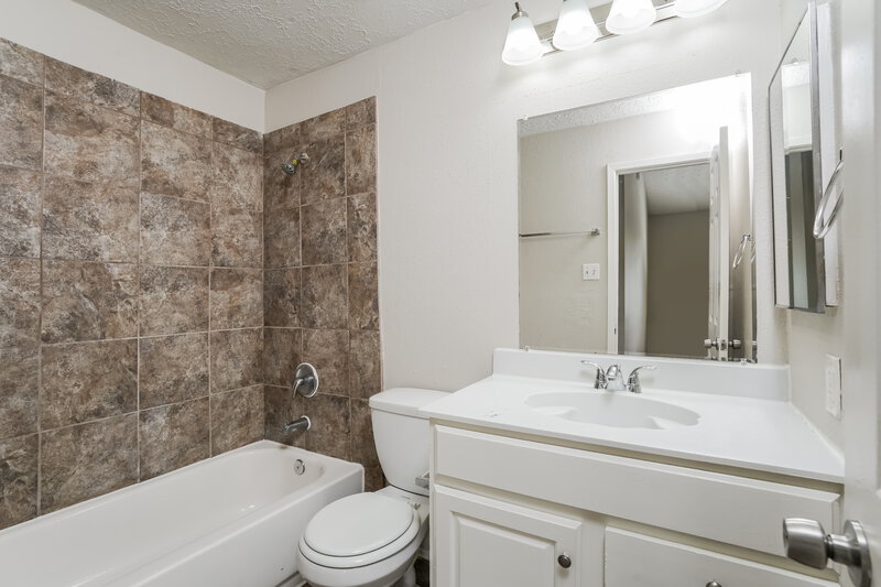 1,730/Mo, 7531 Glenbriar Pl Missouri City, TX 77489 Main Bathroom View