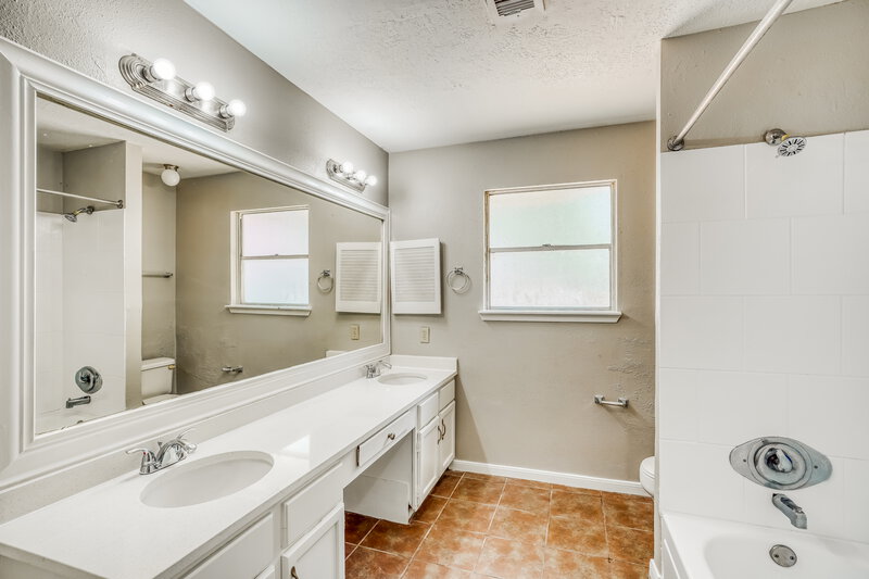 1,790/Mo, 8403 Quail Burg Ln Missouri City, TX 77489 Main Bathroom View