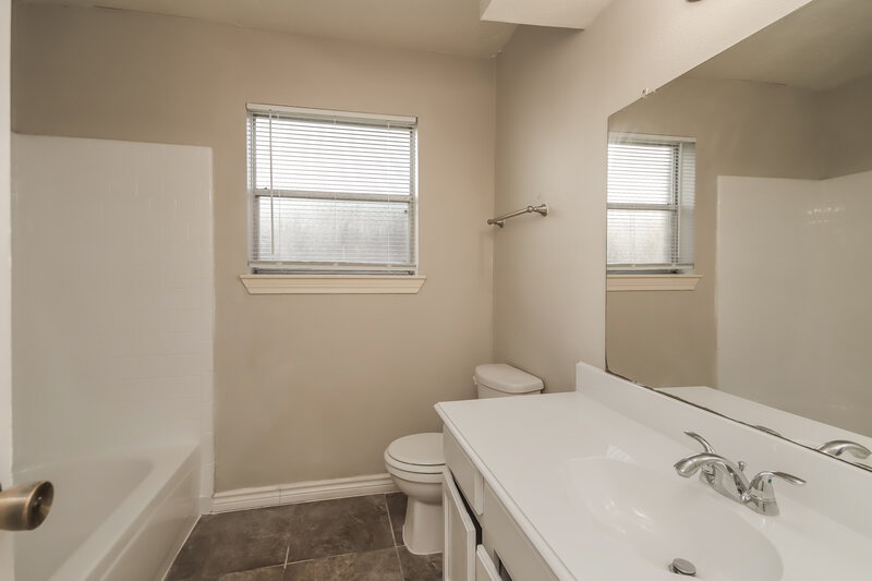 1,645/Mo, 15819 Pinwood Dr Missouri City, TX 77489 Bathroom View