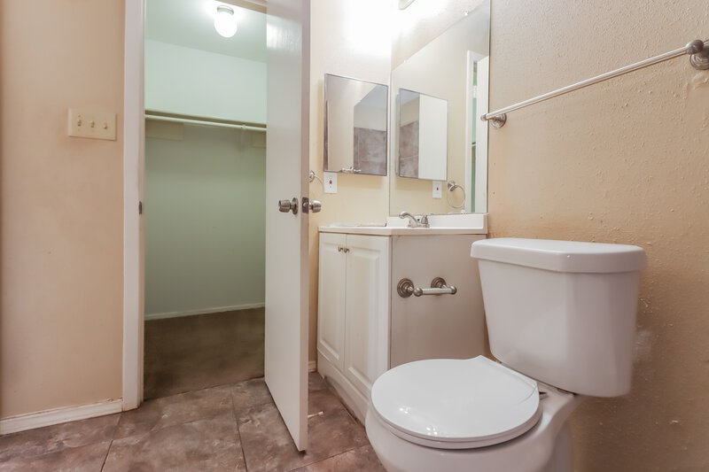 1,805/Mo, 7450 W Fuqua Dr Missouri City, TX 77489 Main Bathroom View