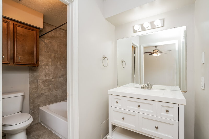 1,720/Mo, 2515 Village Circle Dr Katy, TX 77493 Main Bathroom View