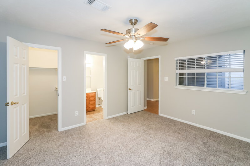 1,650/Mo, 10003 Tahoka Ln Sugar Land, TX 77498 Main Bedroom View 2