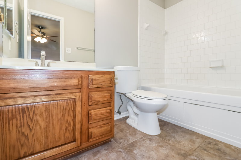 1,650/Mo, 10003 Tahoka Ln Sugar Land, TX 77498 Main Bathroom View