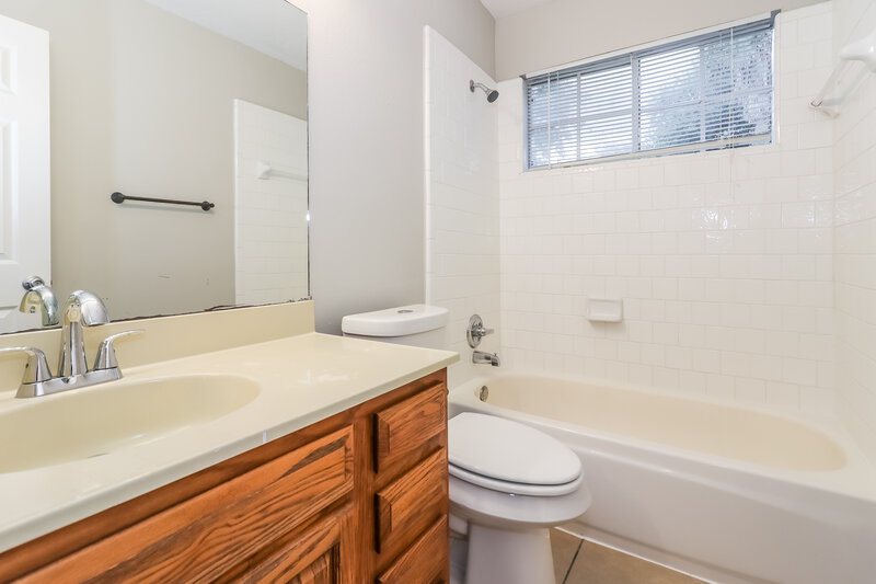 1,650/Mo, 10003 Tahoka Ln Sugar Land, TX 77498 Bathroom View