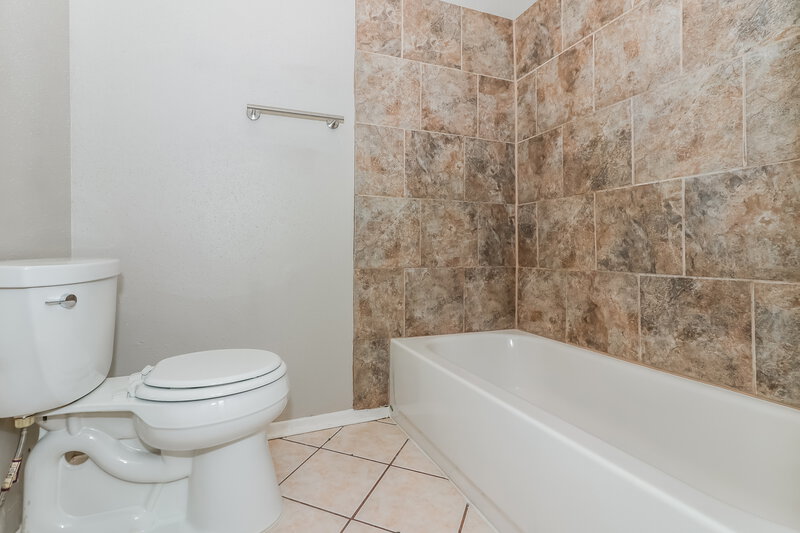 1,840/Mo, 10111 King Ranch Ln Sugar Land, TX 77498 Main Bathroom View 2