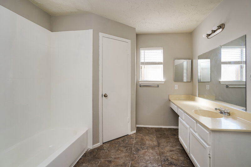 1,785/Mo, 10118 Hollow Canyon Dr Sugar Land, TX 77498 Main Bathroom View