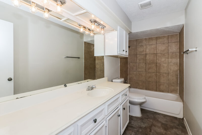 1,640/Mo, 1611 Bodart Circle Houston, TX 77090 Main Bathroom View