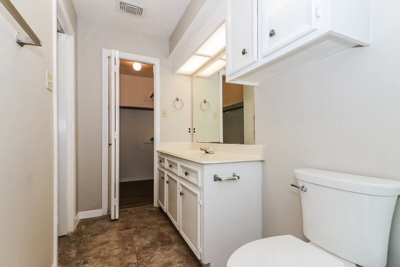 1,640/Mo, 1611 Bodart Circle Houston, TX 77090 Main Bathroom View 2