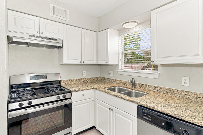 1,690/Mo, 16111 Rosenridge Dr Houston, TX 77053 Kitchen View 2