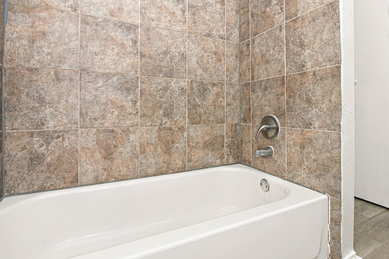 1,690/Mo, 16111 Rosenridge Dr Houston, TX 77053 Primary Bathroom View 2