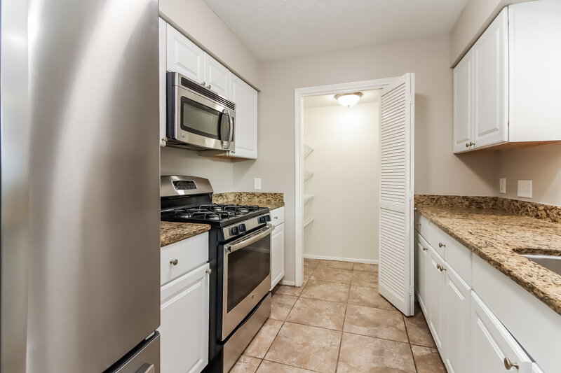 1,595/Mo, 3642 Storm Creek Dr Houston, TX 77088 Kitchen View 2