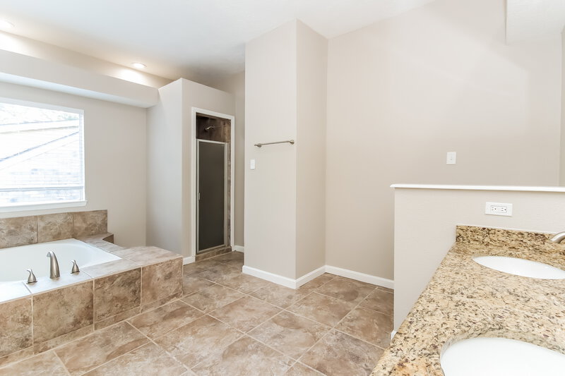 1,595/Mo, 3642 Storm Creek Dr Houston, TX 77088 Main Bathroom View