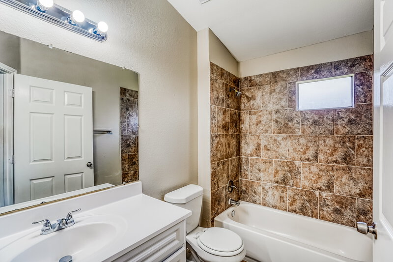 1,660/Mo, 7706 Ellis Dr Missouri City, TX 77489 Main Bathroom View