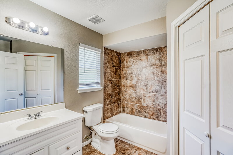 1,660/Mo, 7706 Ellis Dr Missouri City, TX 77489 Bathroom View