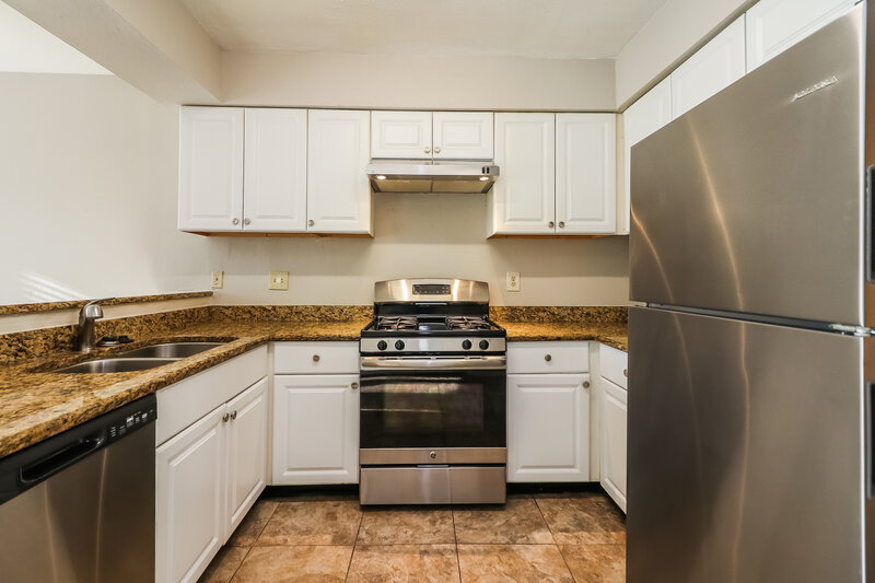 1,655/Mo, 16202 Canaridge Dr Houston, TX 77053 Kitchen View 2